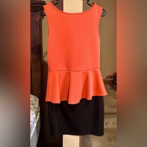 Size L VINTAGE dress
figure fitting and flattering